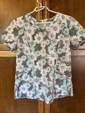 Floral Daisy Print Scrub Top in Lavender & Mint